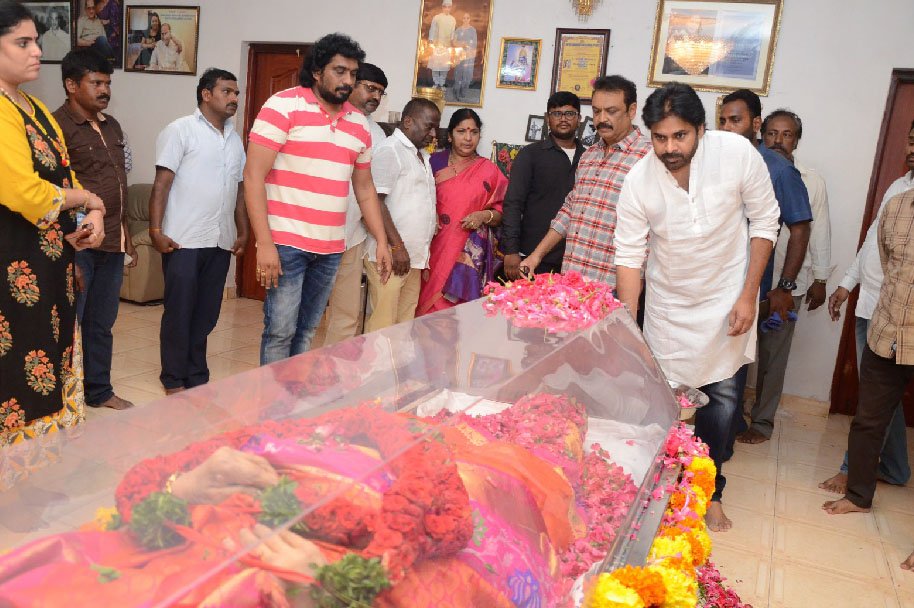 Celebrities-Pay-Homage-to-Vijaya-Nirmala-Garu